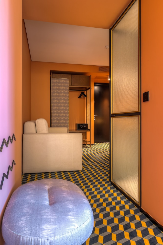 Metier Boutique Hotel 55/76