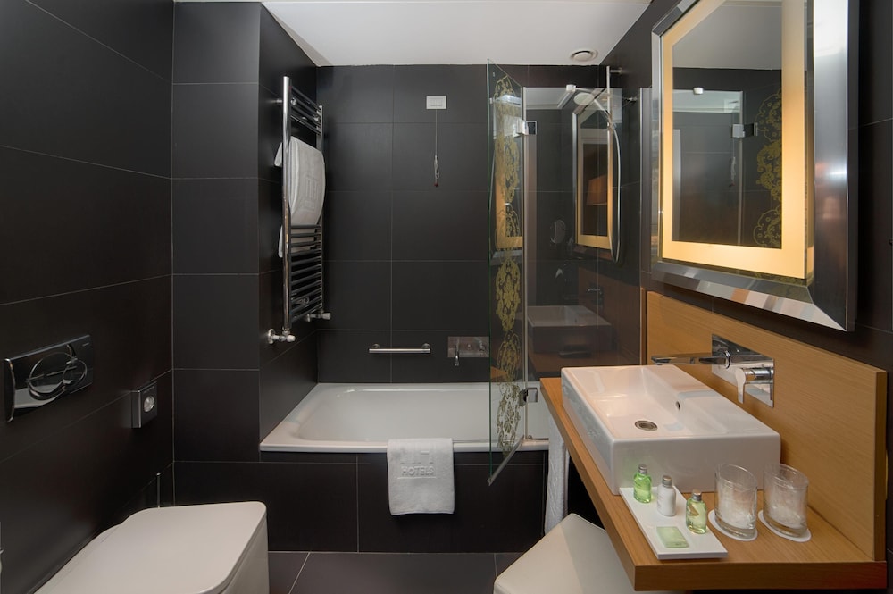 Hotel NH Genova Centro 46/47