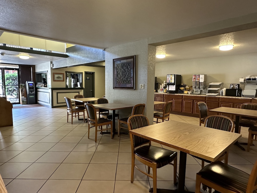 Days Inn & Suites By Wyndham Downtown Gatlinburg Parkway 46/68