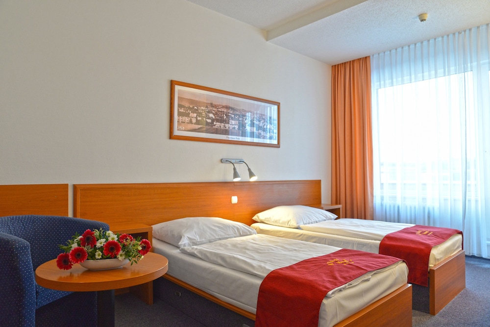 Avanti Hotel 15/72