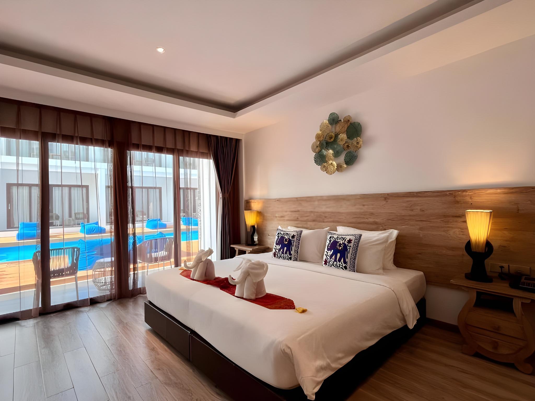 Grand, Deluxe, Double Bed, Pool Side