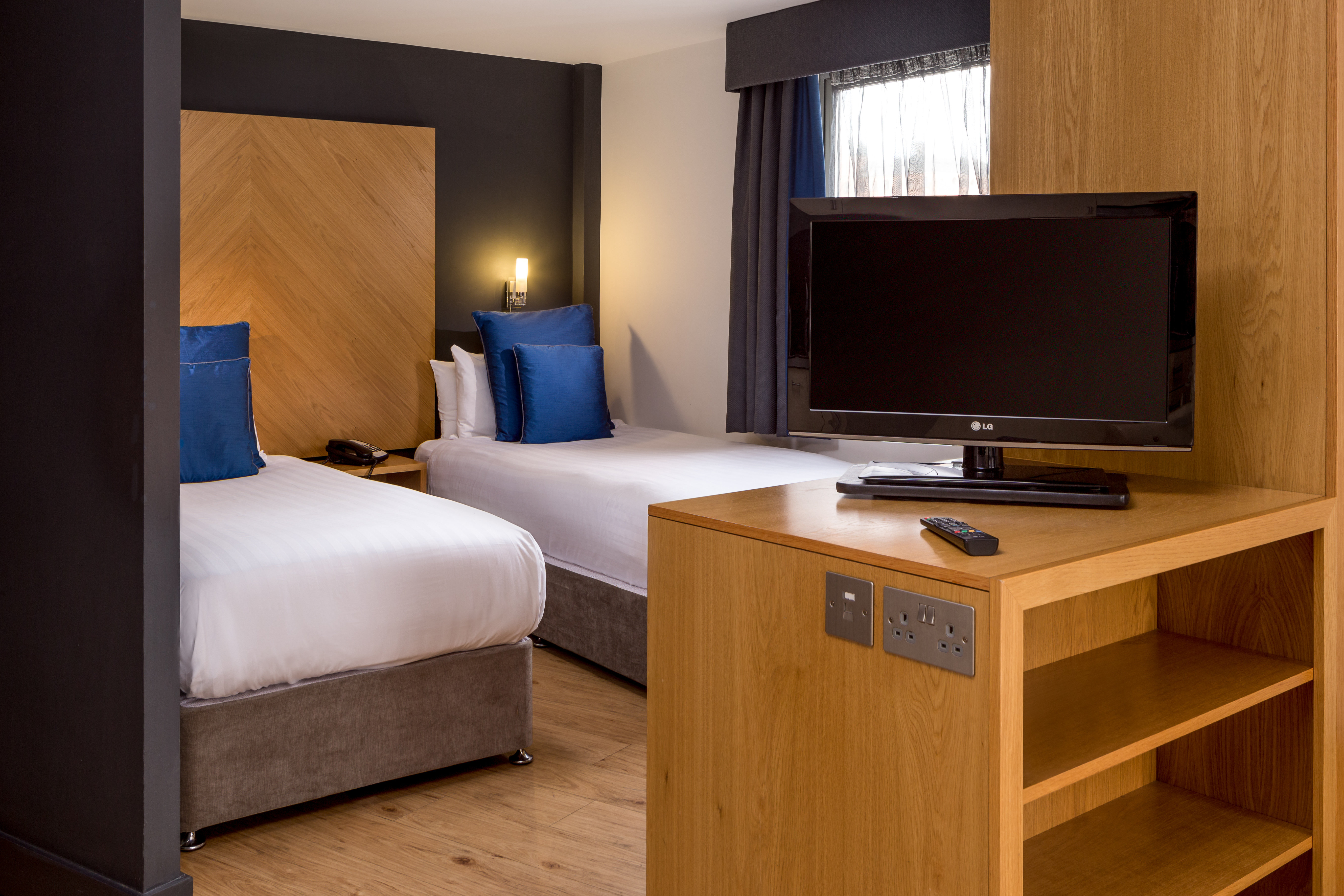 Roomzzz Leeds City West 8/24