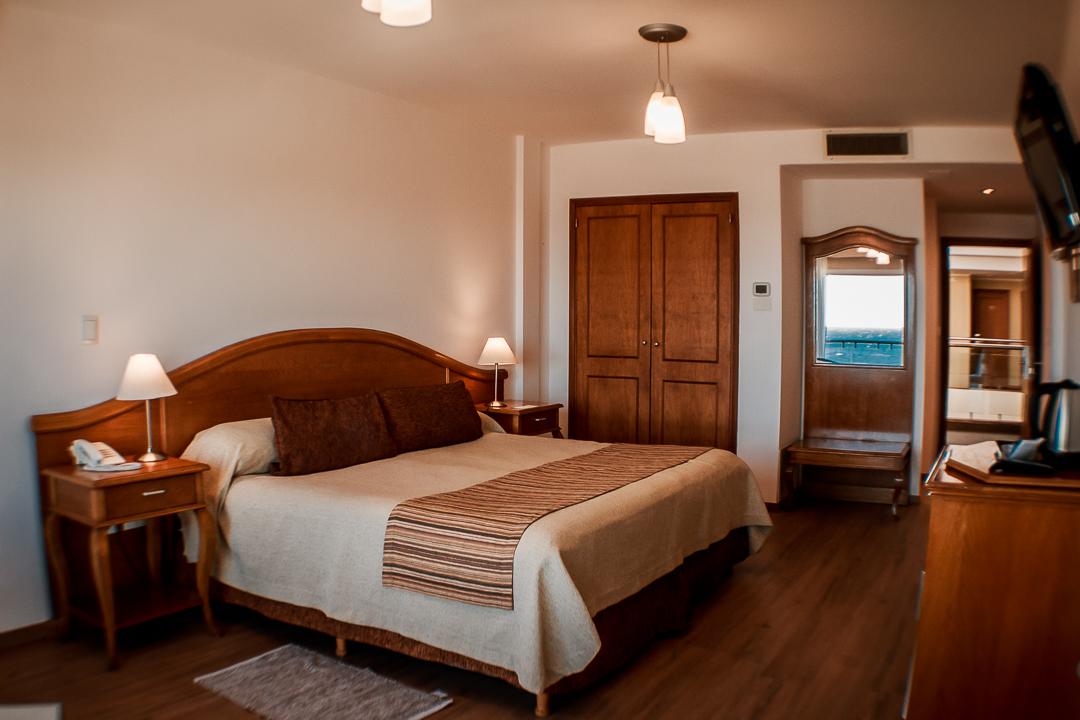 غرفة كلاسيكية بسرير مزدوج