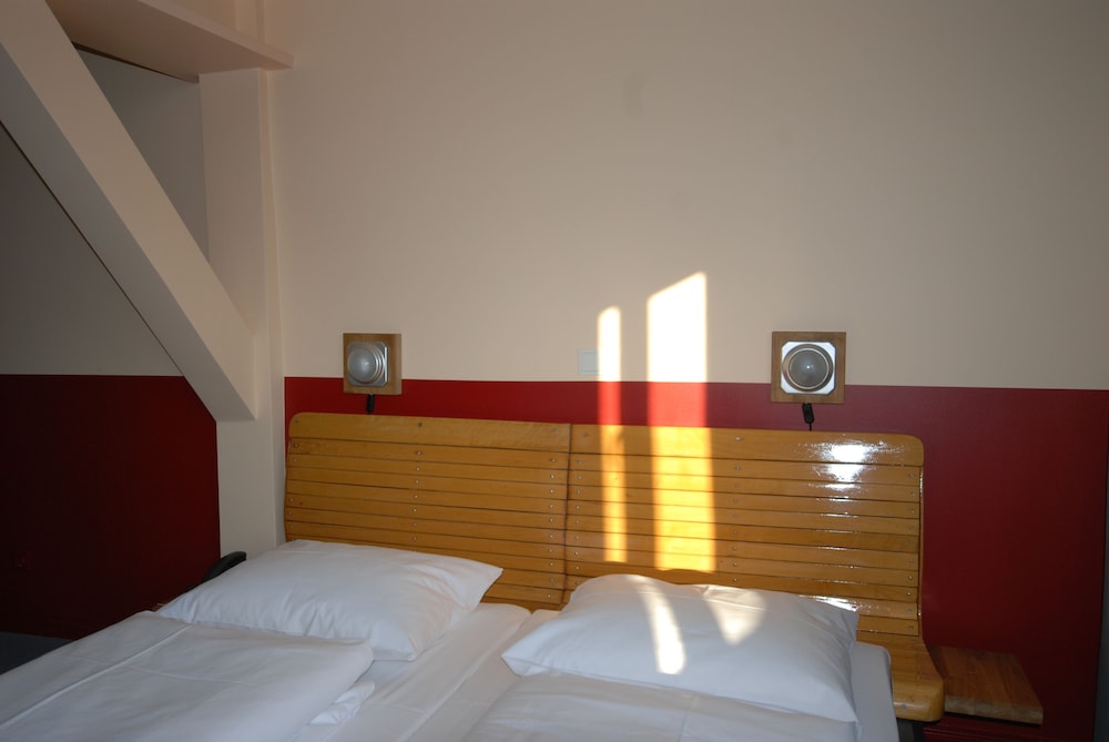 ROOM, DOUBLE BED, SHARED BATHROOM