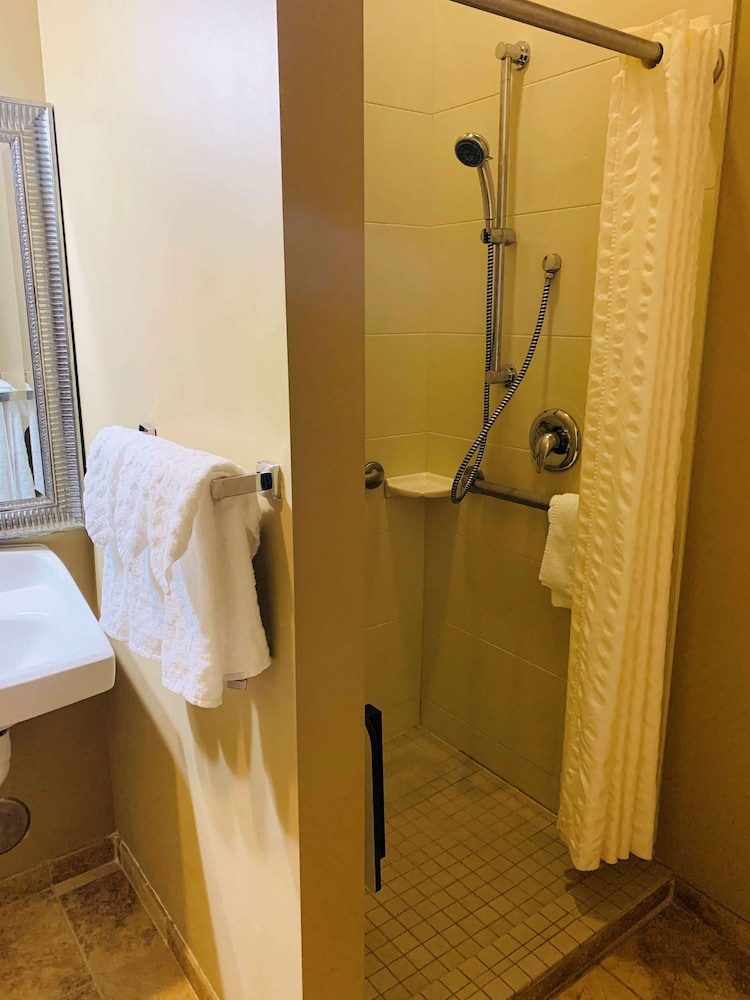 Best Western Golden Prairie Inn & Suites 36/38
