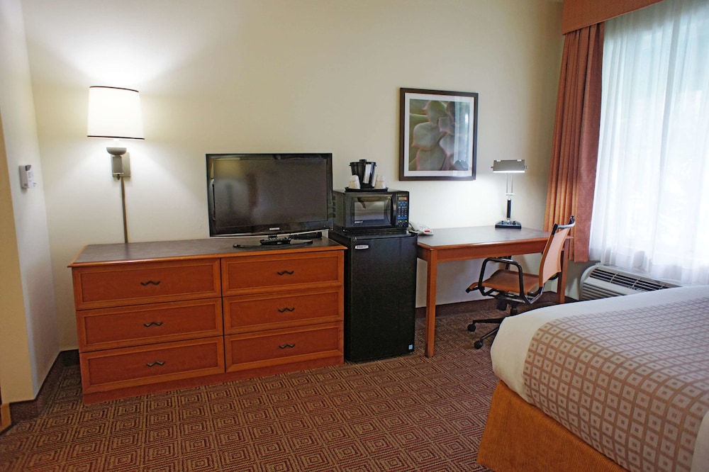 La Quinta Inn & Suites by Wyndham Sawgrass 19/55