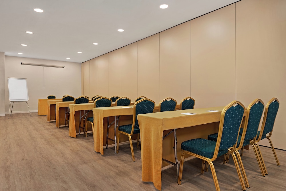 Ramada by Wyndham Valencia Almussafes 47/56