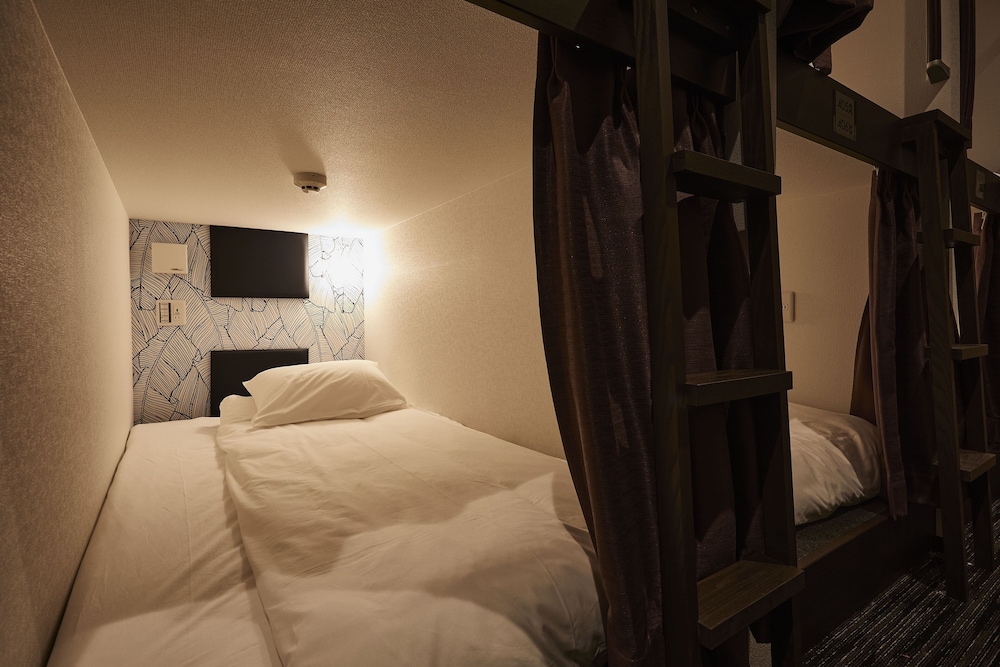 CAPSULE, MALE DORM