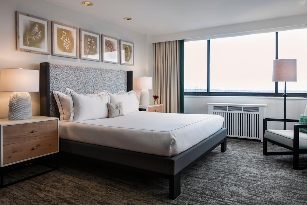 ROOM, KING BED, CITY VIEW