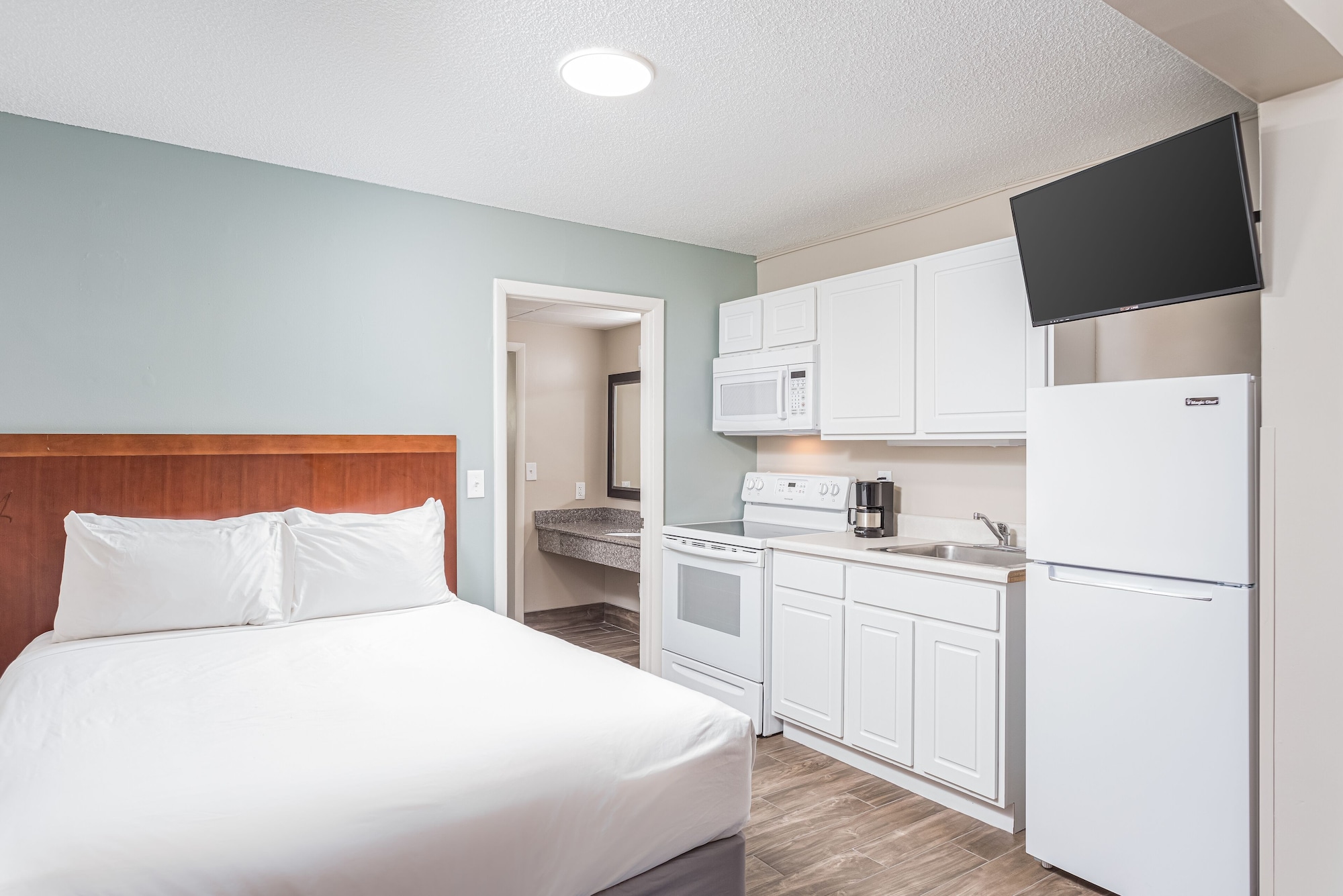 SUITE, 3 QUEEN BEDS, BEACH FRONT, KITCHEN