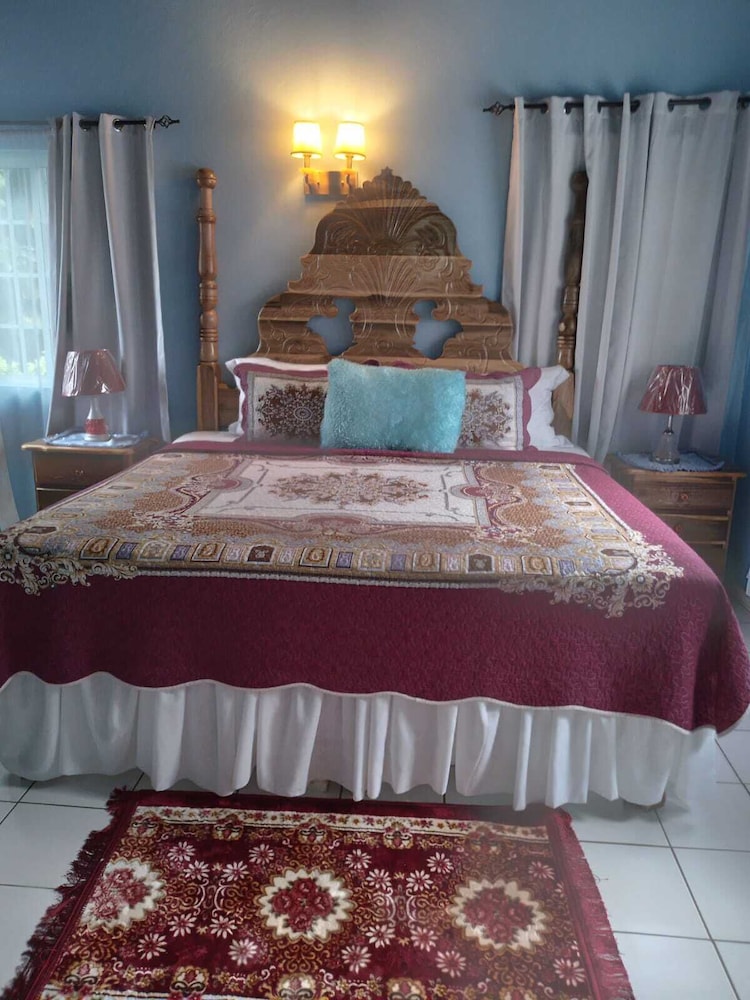 Pinkhibiscus Guest House 30/50