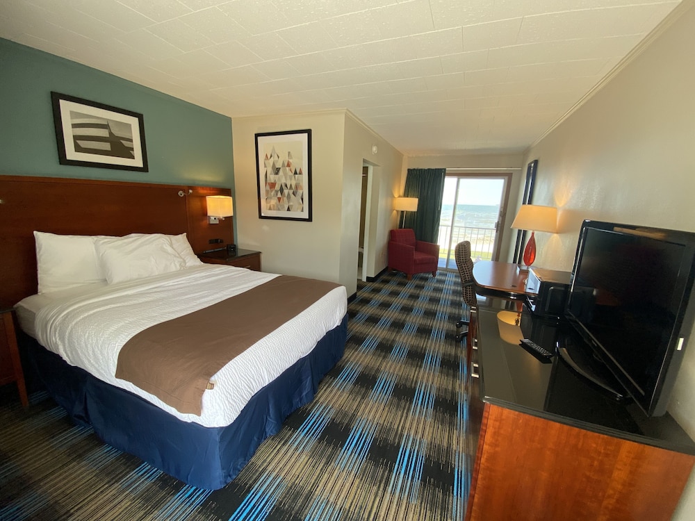 Days Inn Suites By Wyndham St Ignace Lakefront 20/50