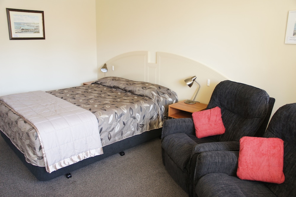 Bks Egmont Motor Lodge 13/30