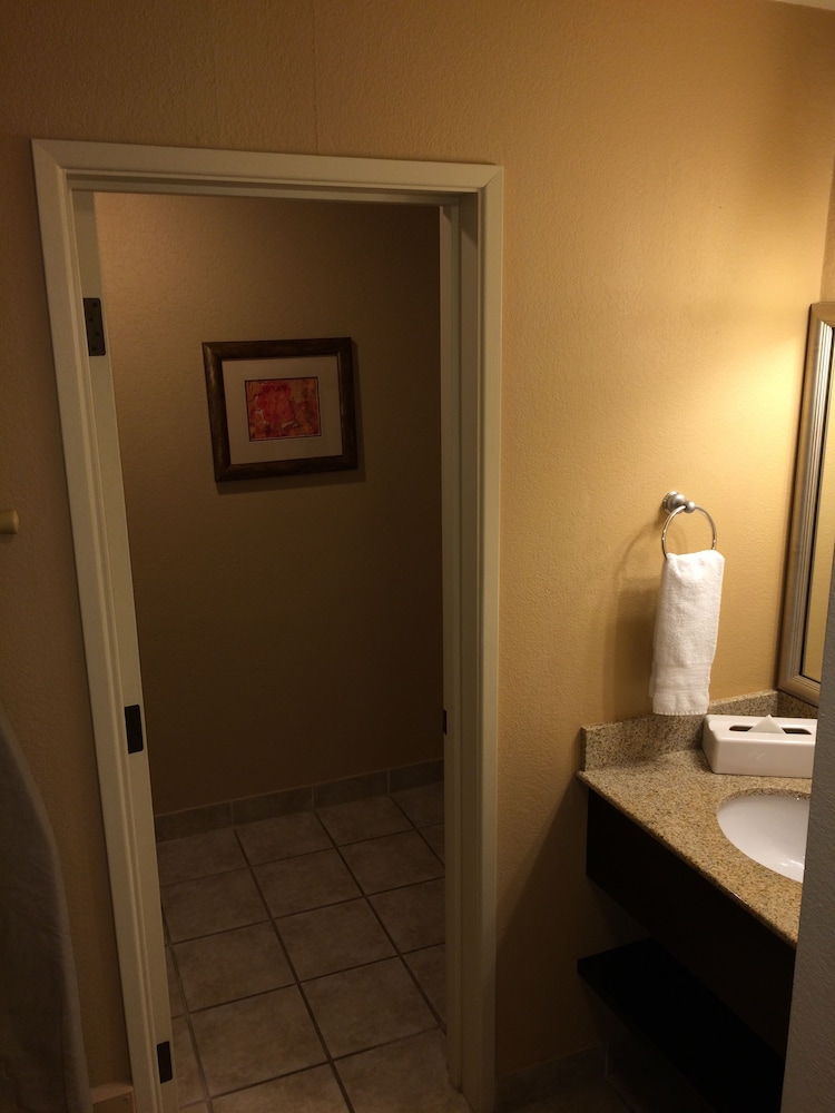 Best Western Plus Edmonds Harbor Inn 8/40
