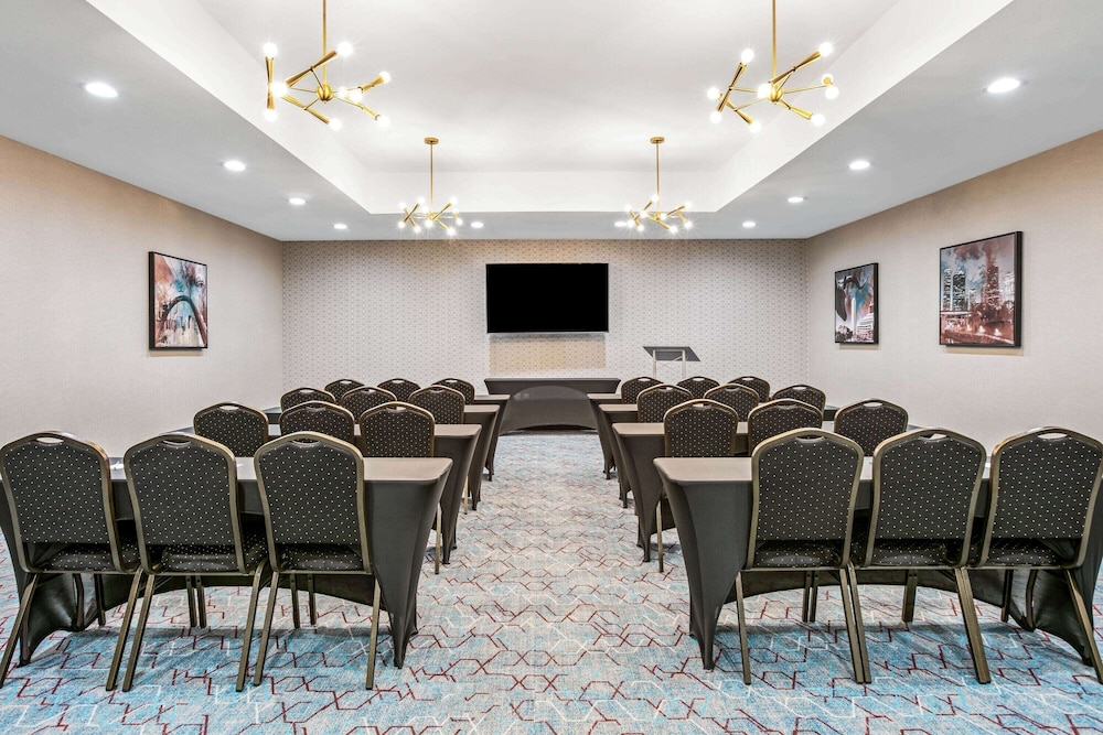La Quinta Inn & Suites by Wyndham DFW West-Glade Parks 39/47