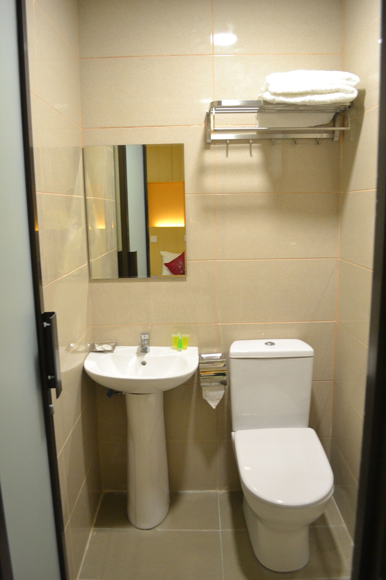 غرفة ديلوكس ثلاثية بسرير مزدوج وسرير فردي، Eazy Hotel at Ampang 3/4