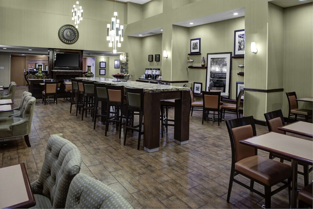 Hampton Inn and Suites-Bakersfield/Hwy 58, CA 39/51