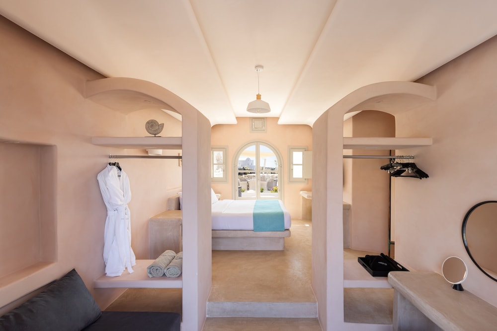 Danae Suites 50/50