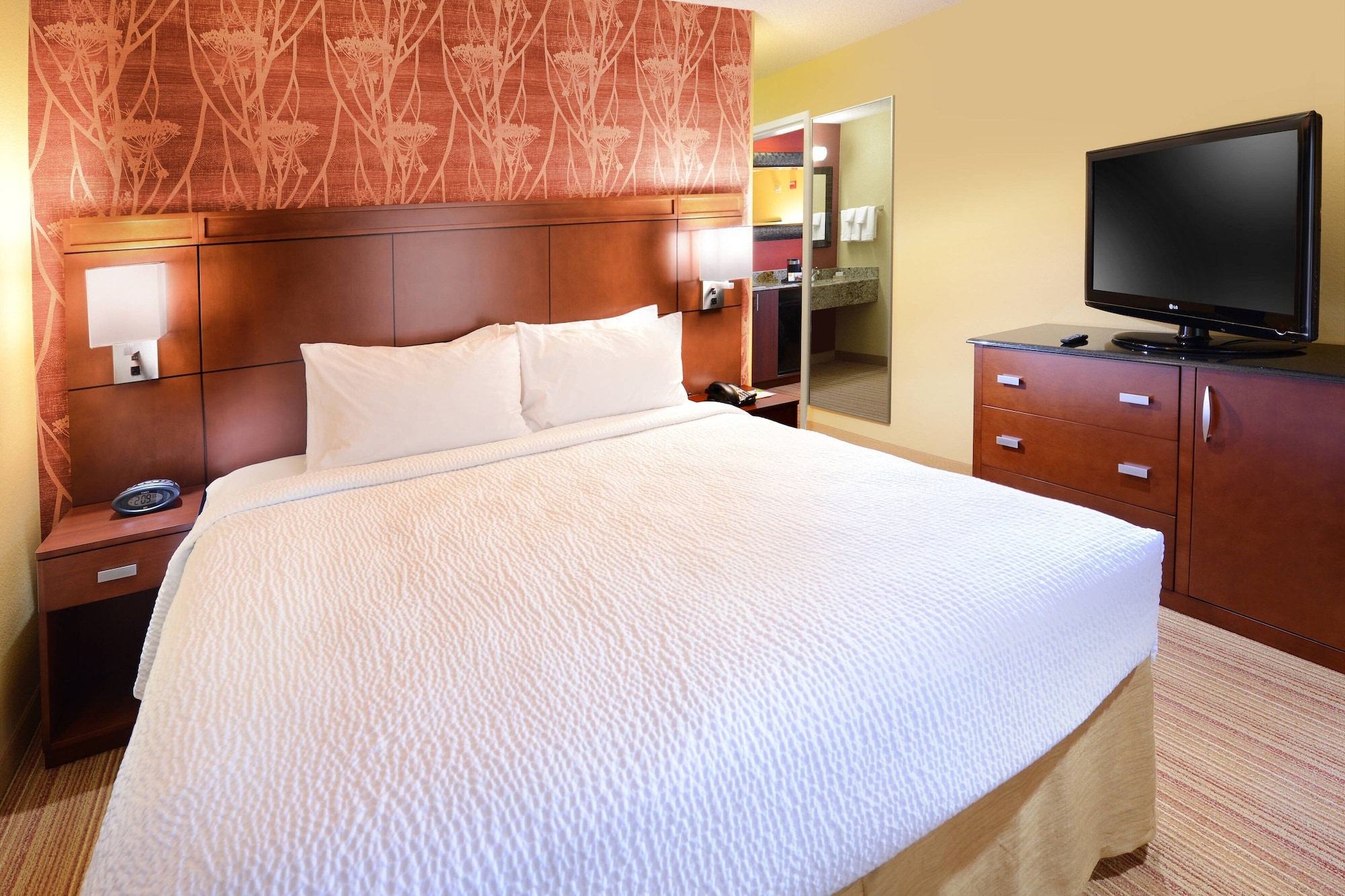 غرفة بسرير كينج بشرفة مع أريكة، Courtyard By Marriott Plano Legacy Park 3/6