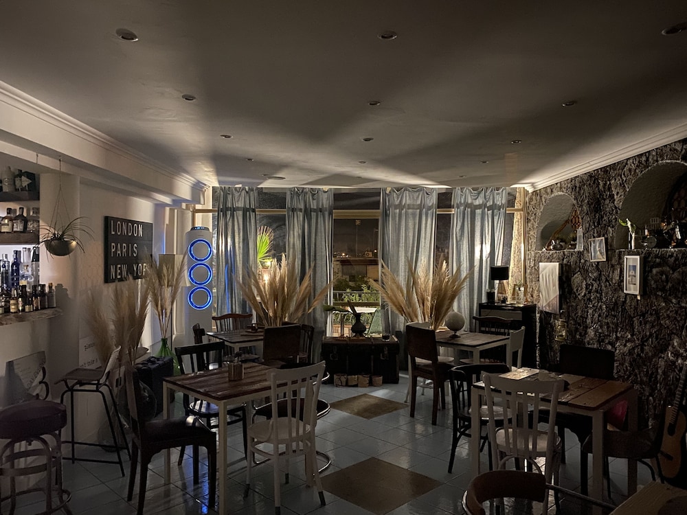 Black Market Hotel 37/50
