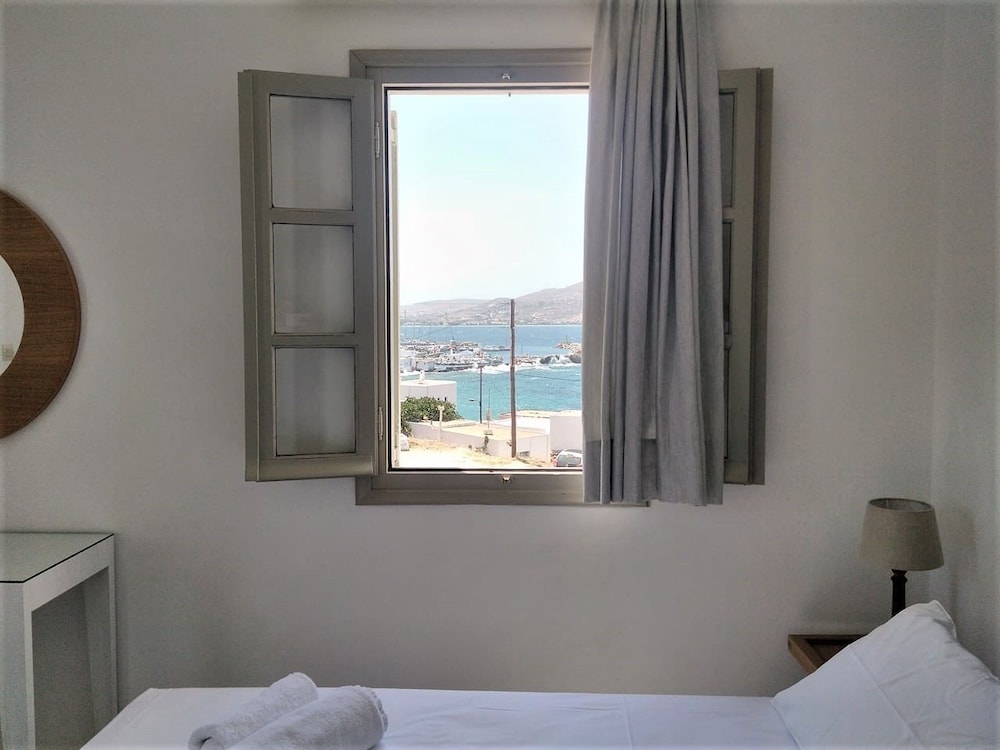 Despinas Rooms And Apartments 12/95