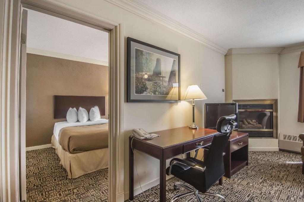 Efficiency, Suite, 1 Queen and 2 Double Beds, Smoking