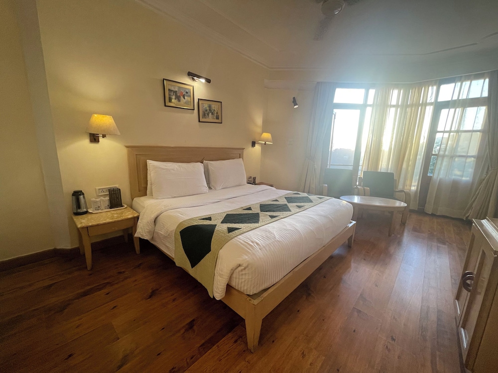 SUPER, DELUXE, SMALL BALCONY, BATHTUB