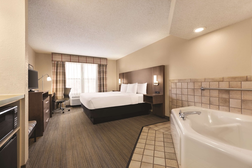 Country Inn Suites By Radisson Forest Lake Mn 15/37