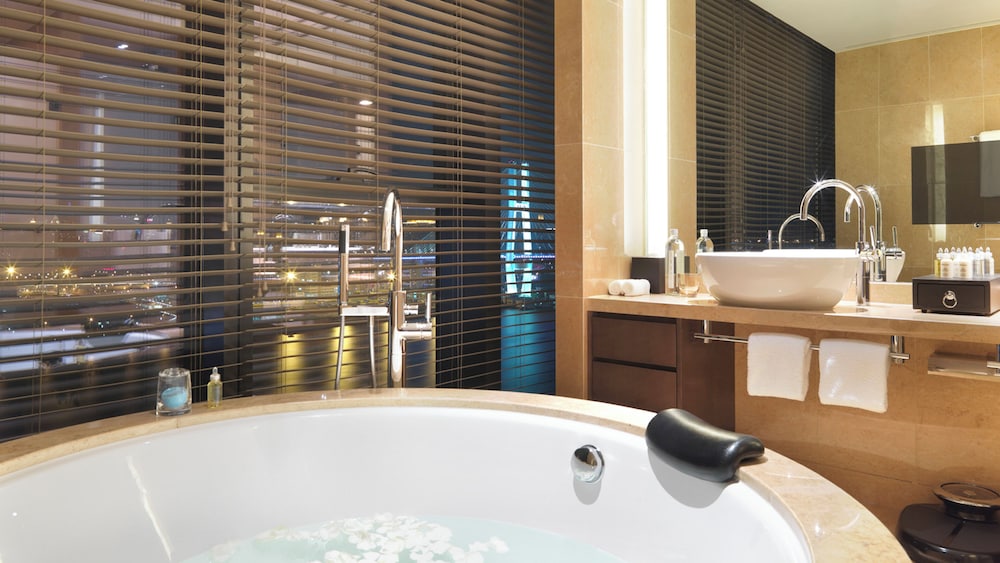 1 Bedroom, River, Suite, King Bed, City View، Intercontinental Shanghai Expo Hotel 2/3