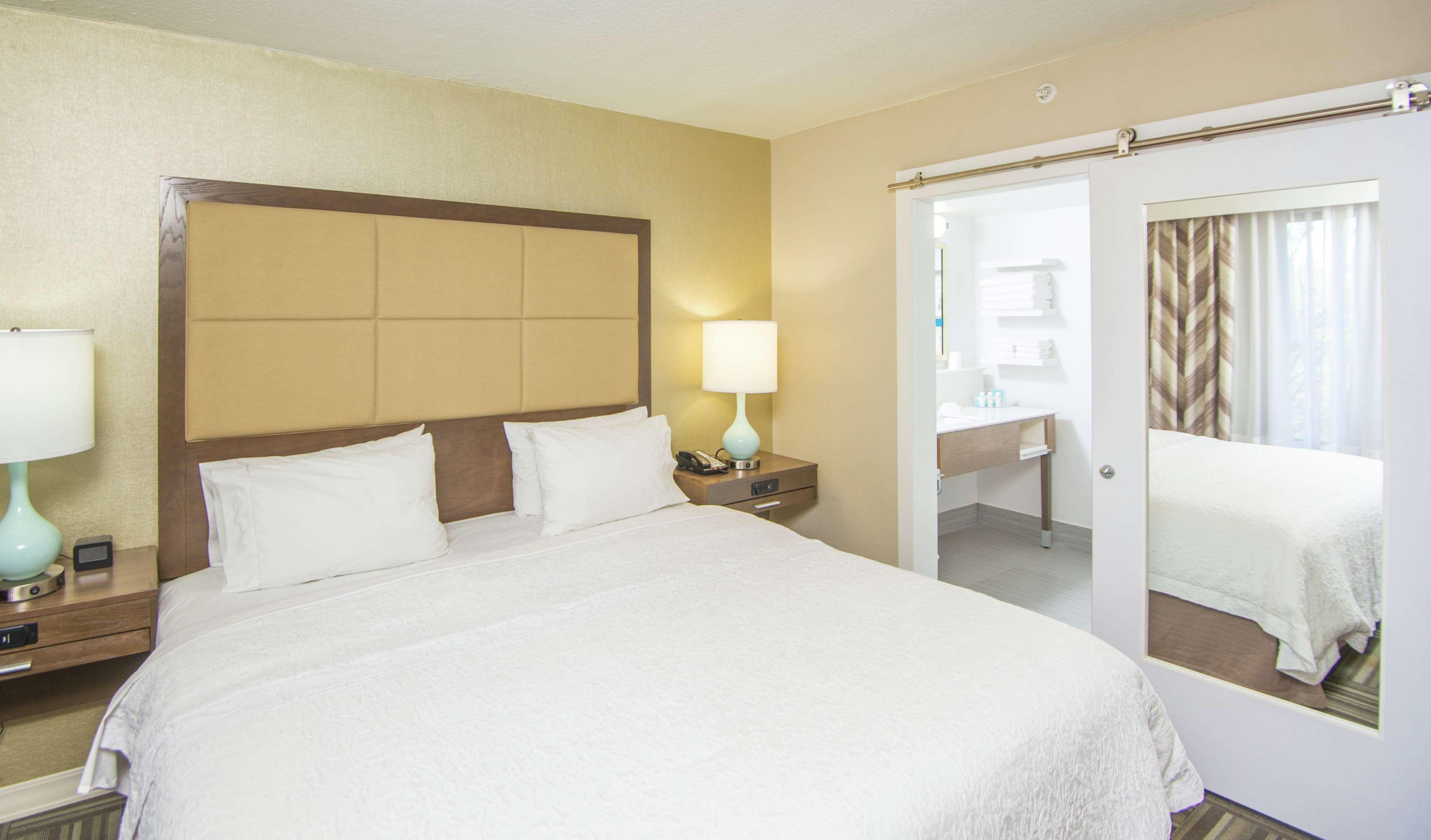 STUDIO, SUITE, KING BED