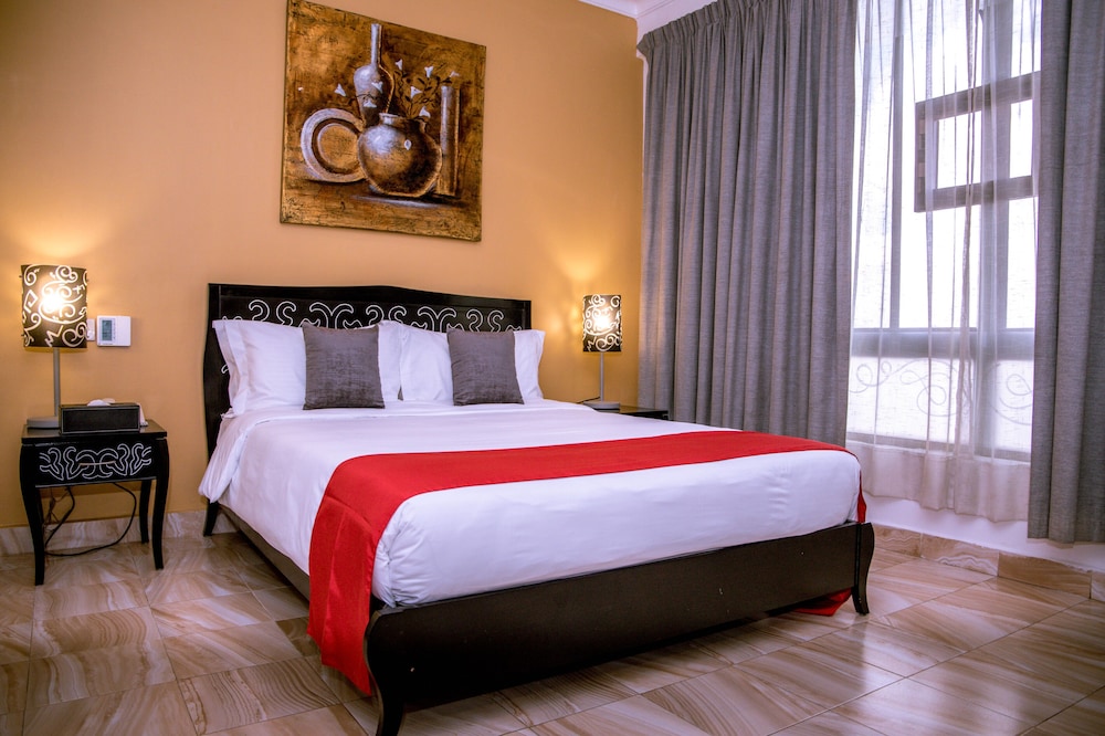 DELUXE, QUEEN BED, SMOKING