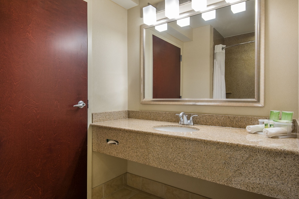Holiday Inn Express Haskell-Wayne Area 22/75