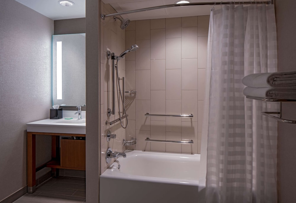 Hyatt Place Indianapolis Downtown 15/65