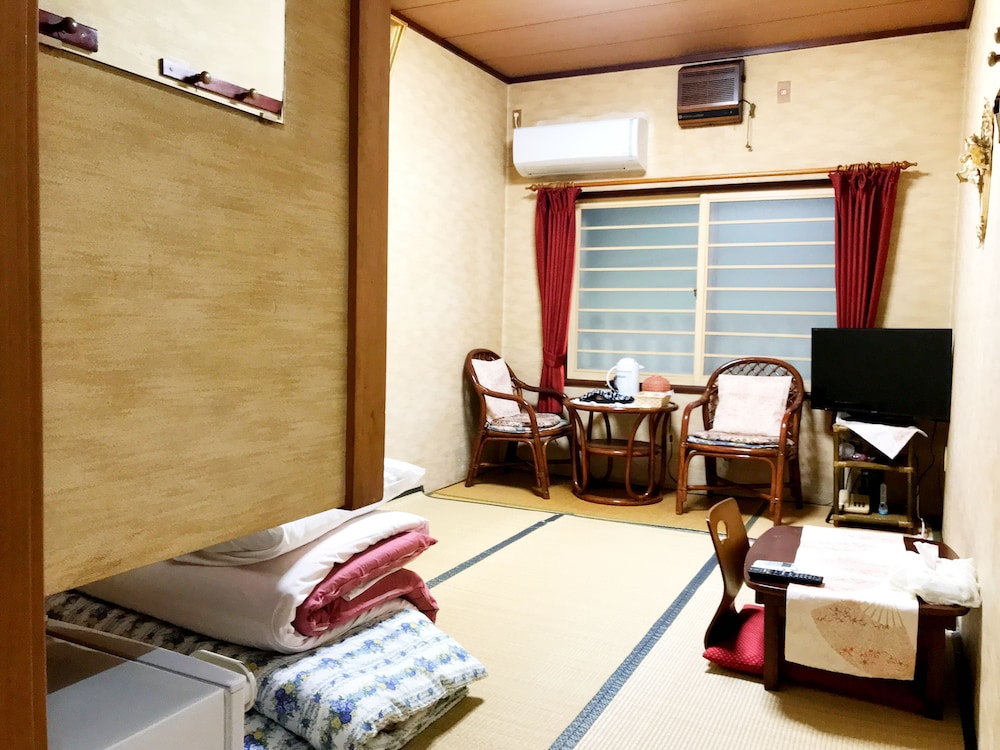 JAPANESE, TWIN BEDS, SHARED BATHROOM