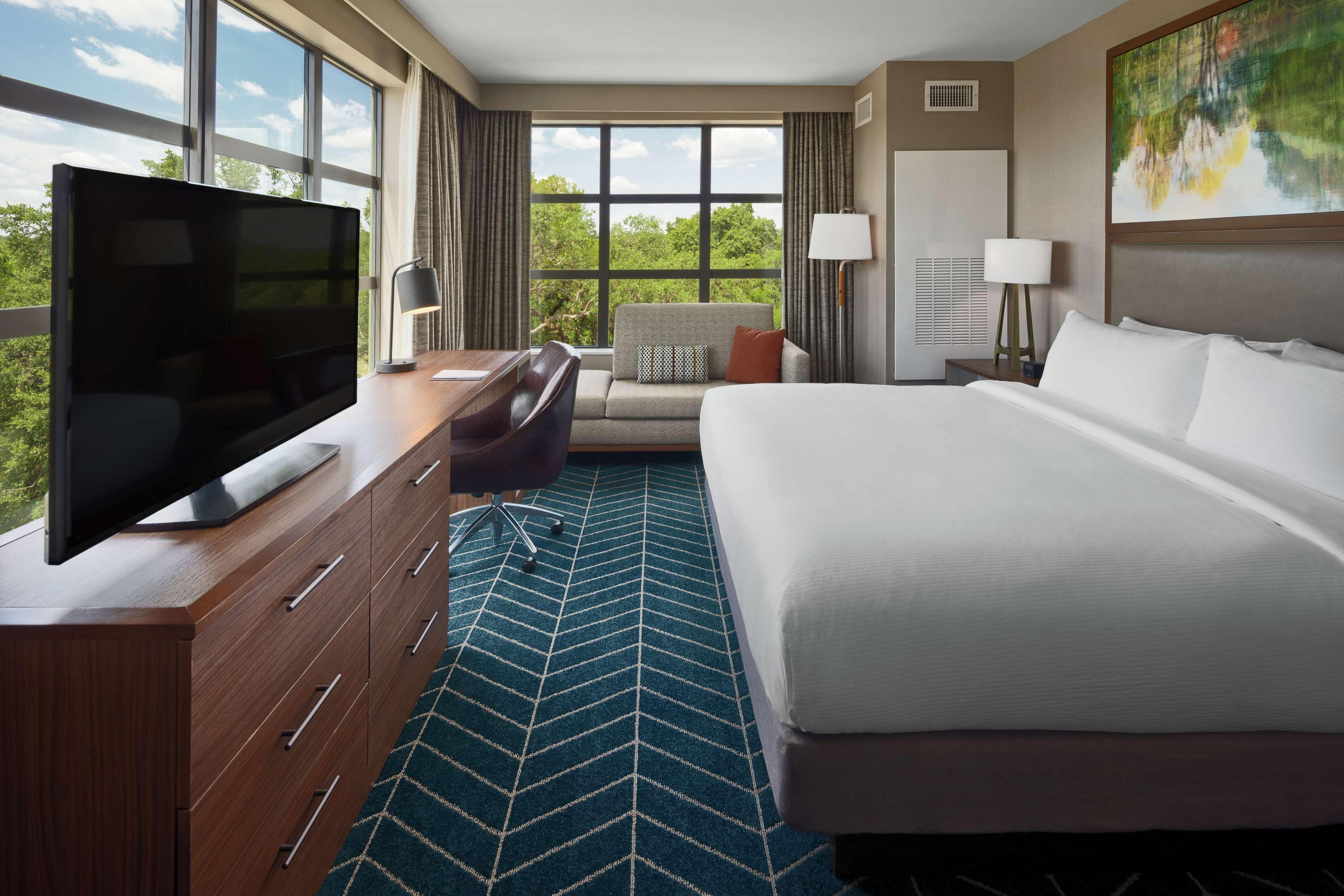 Room, King Bed, Pool View
