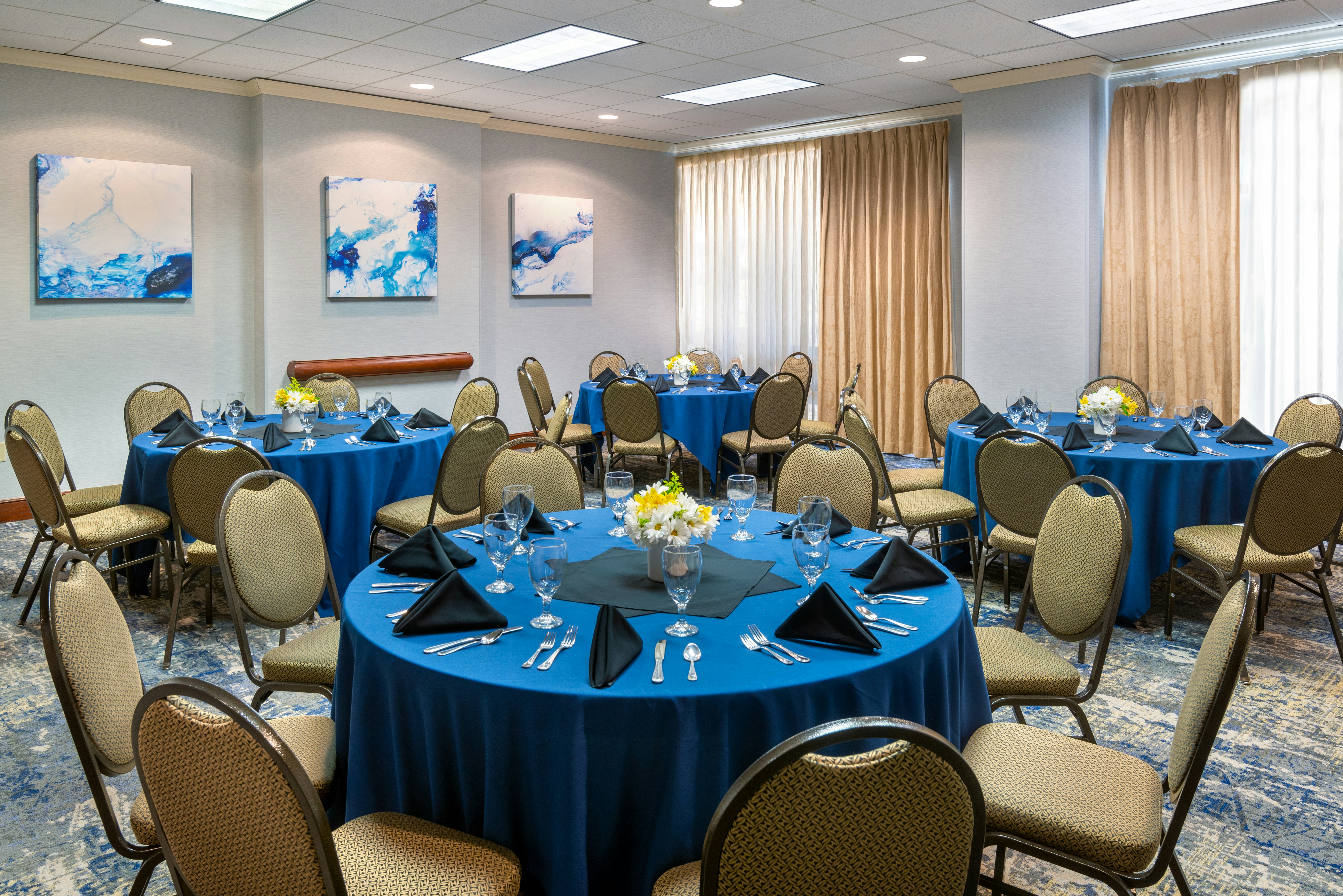 Hampton Inn & Suites Kansas City-Country Club Plaza 51/57