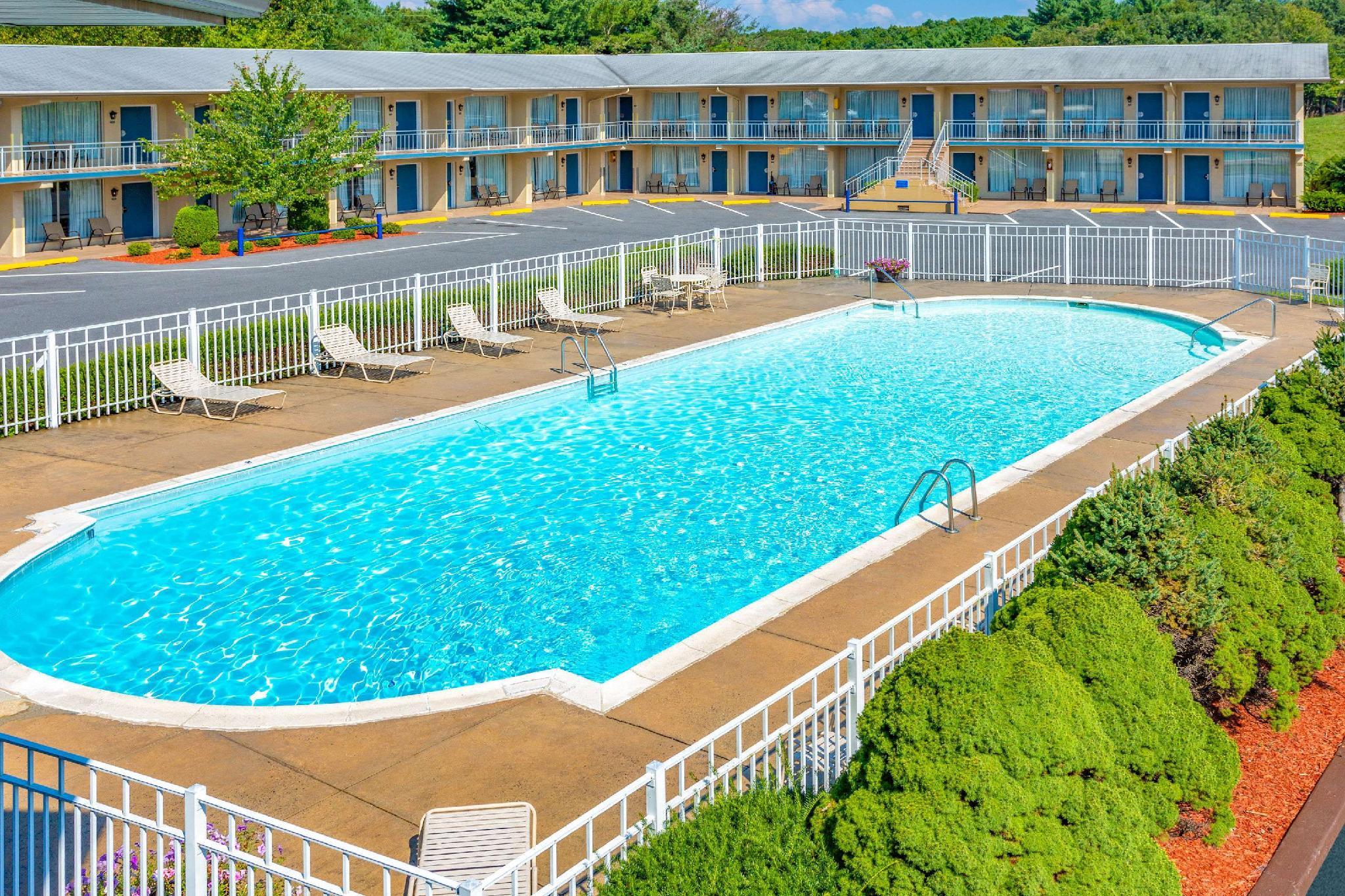 Days Inn By Wyndham Breezewood 23/34