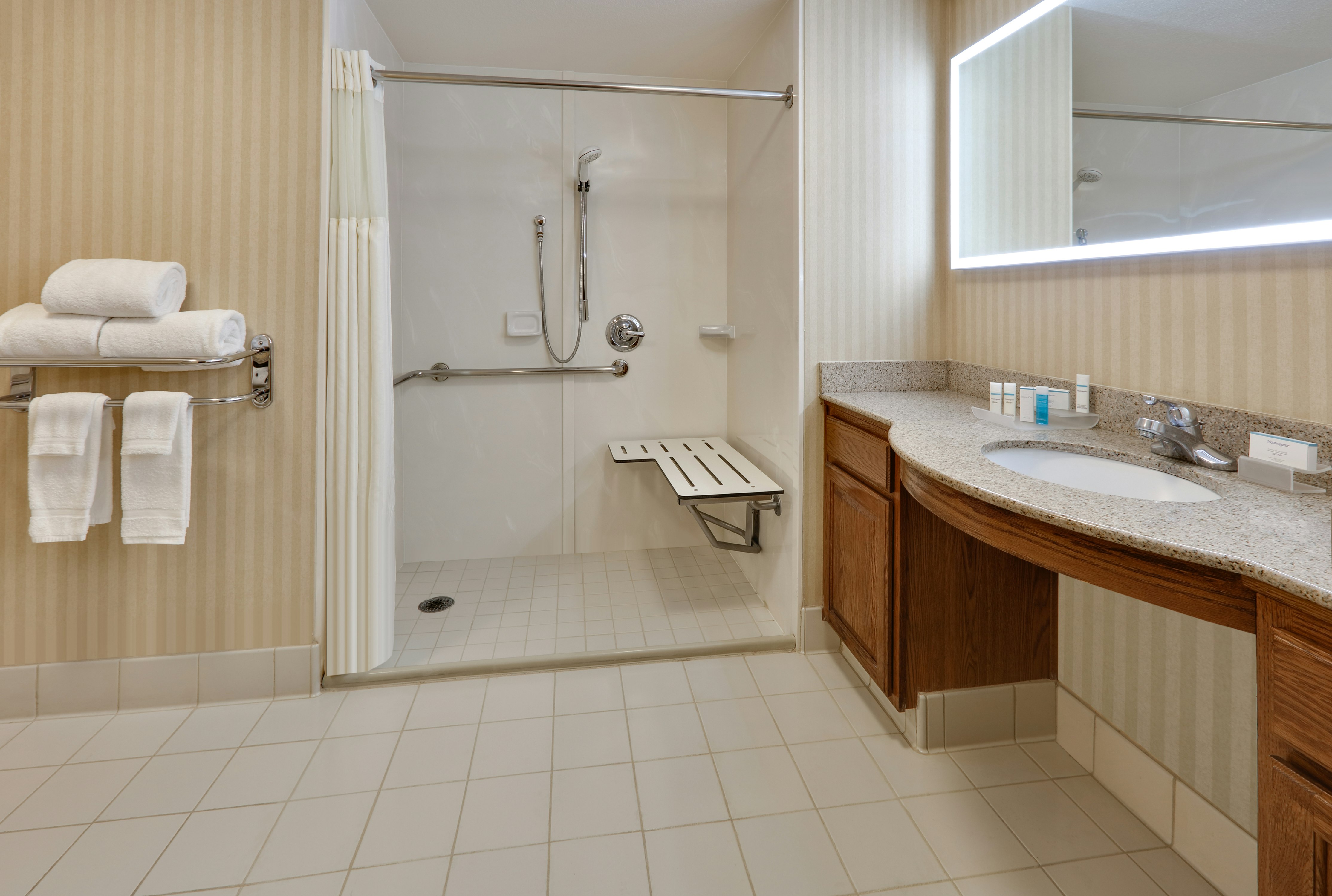 STUDIO, KING BED, ACCESSIBLE