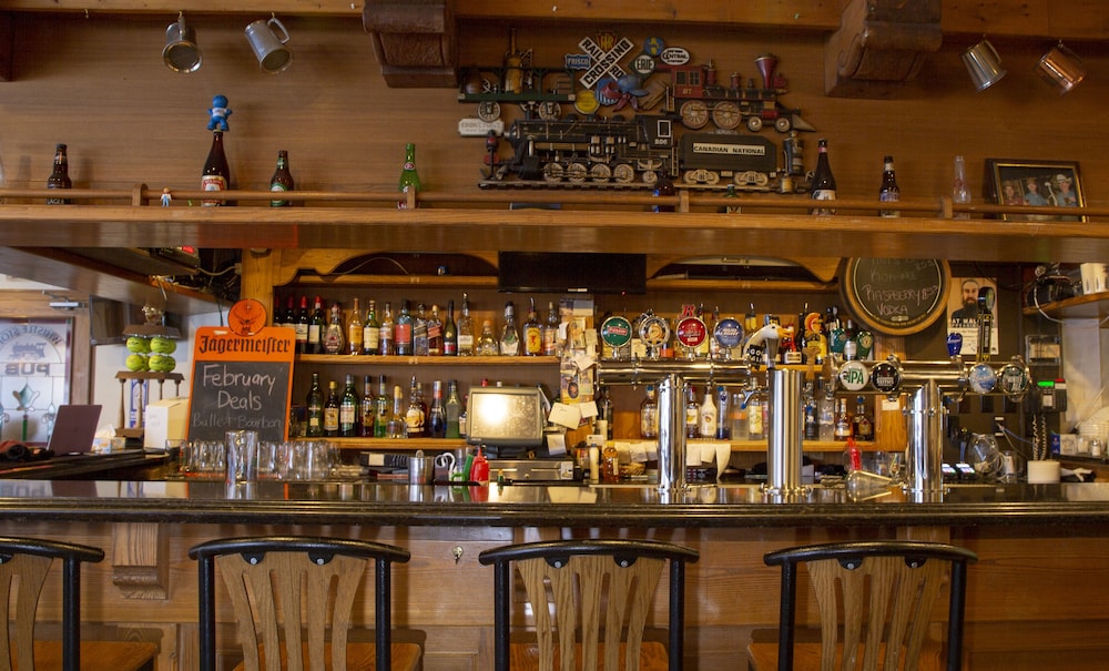 WHISTLERS INN 34/38