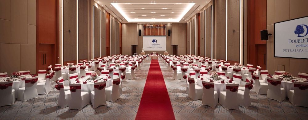 Doubletree By Hilton Putrajaya Lakeside 38/49