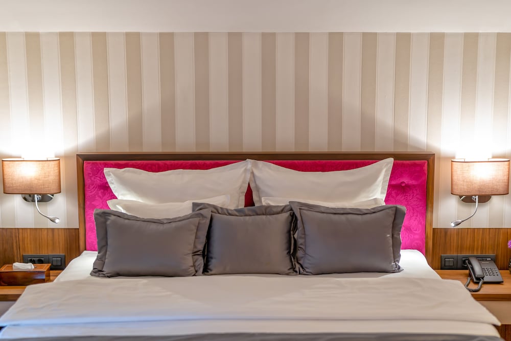 HERITAGE HOTEL KRONE 26/77
