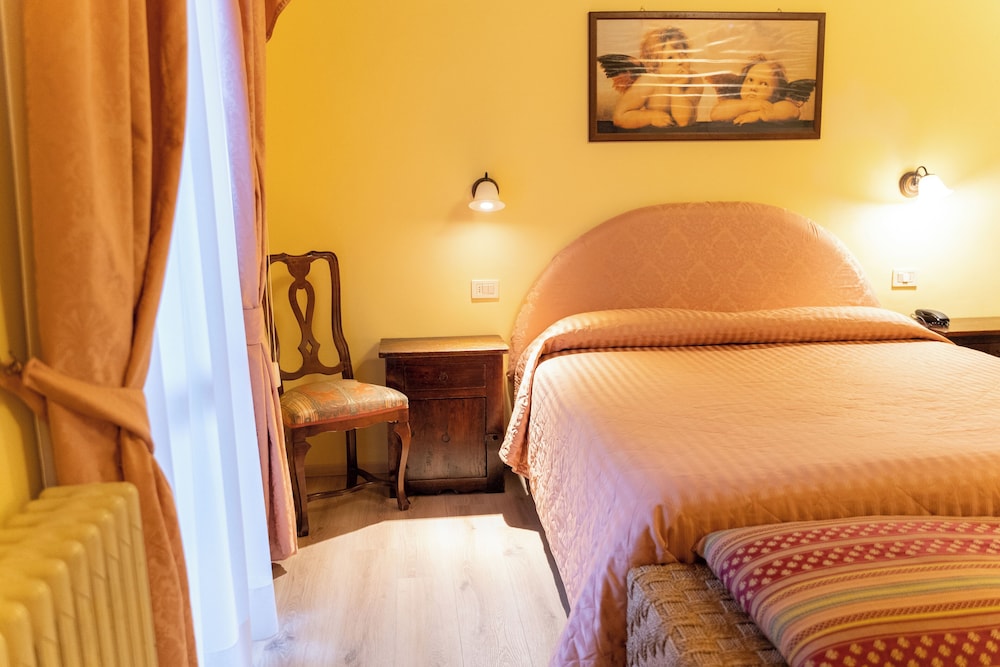 Superior, Queen Bed, Valley View
