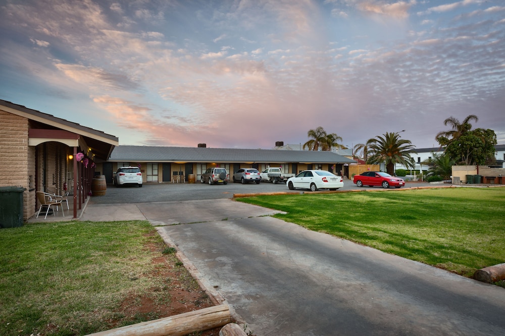The Argent Motel 2/34