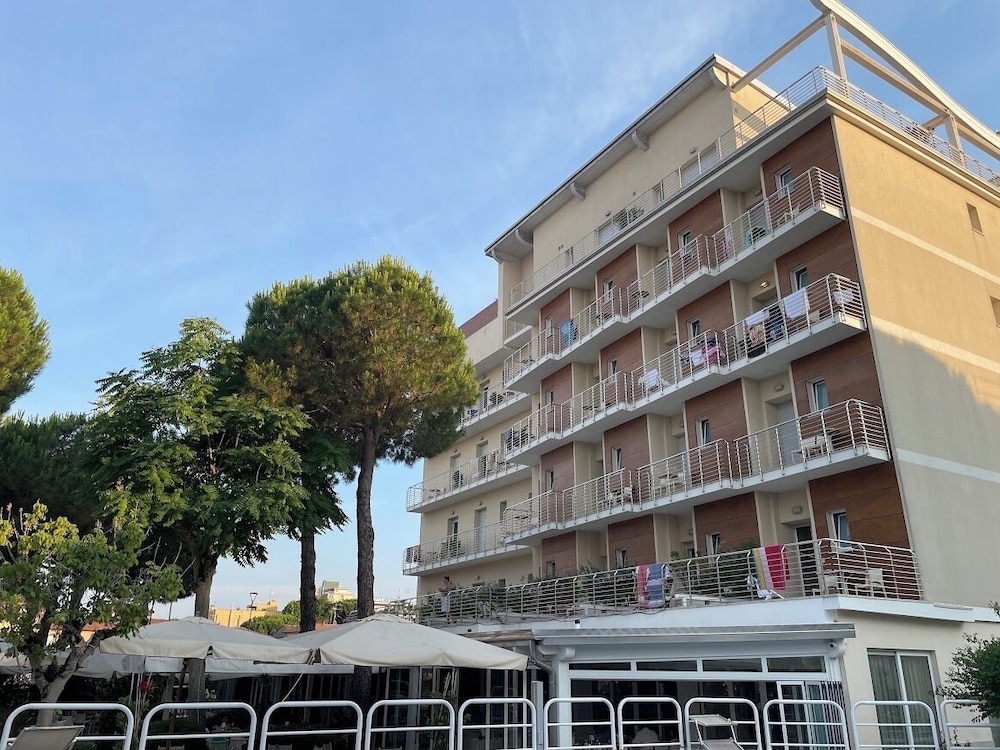 Franca Hotel 4/50