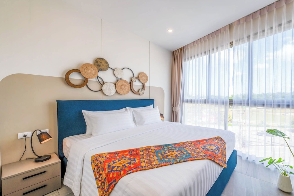 2 BEDROOMS, CORNER