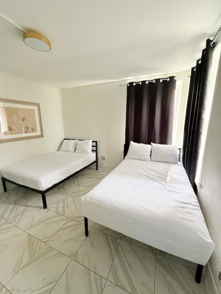 Adrian Hotel 26/66