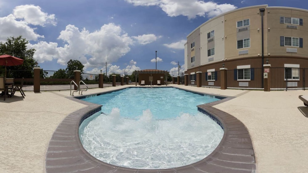 CANDLEWOOD SUITES BAYTOWN 8/58
