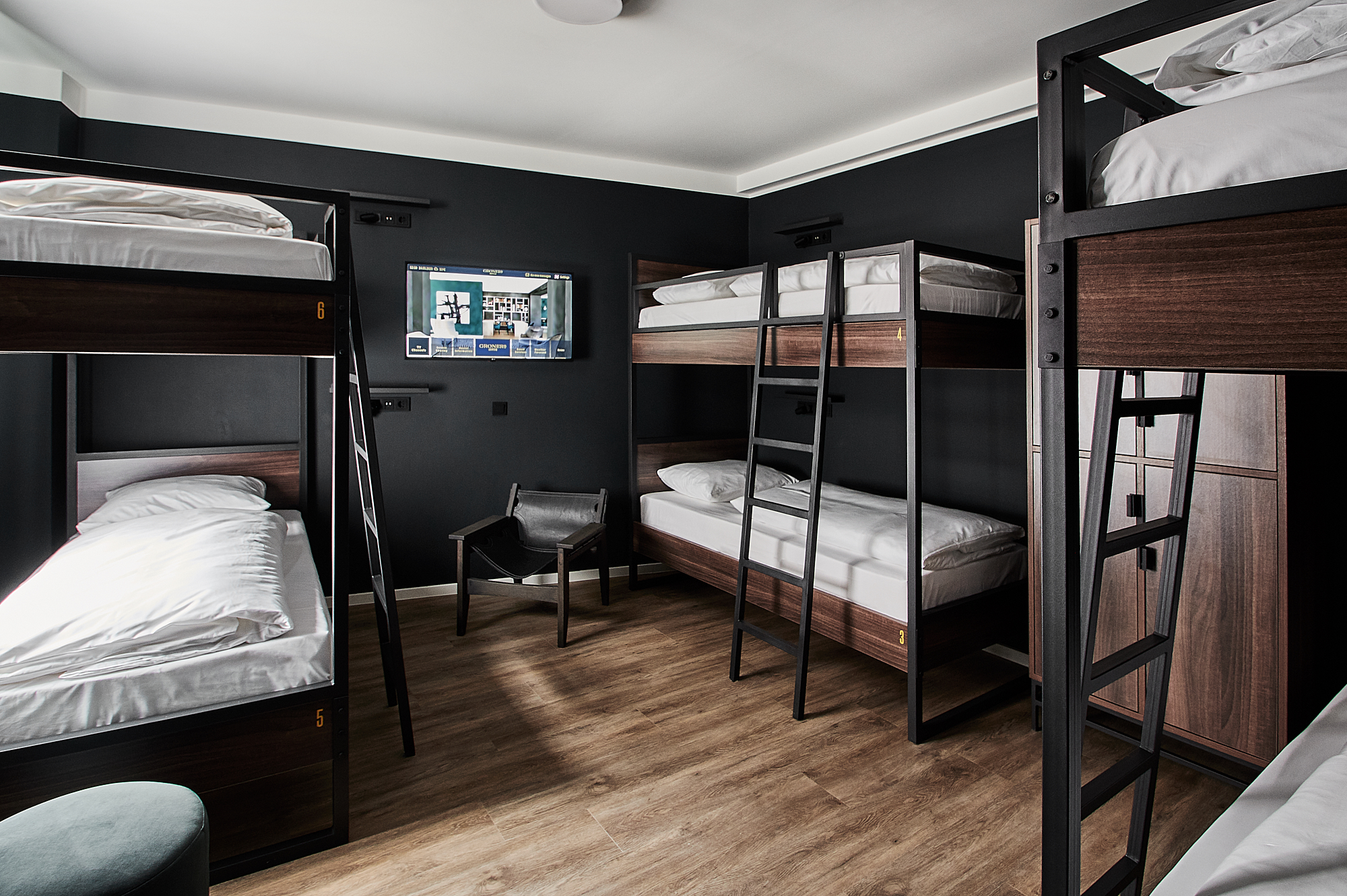 Mixed Dorm, 6 People