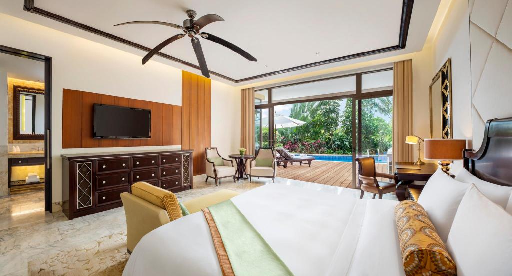 Lagoon, Guest Room, King Bed, Lagoon View, Balcony, Pool Access، The St Regis Sanya Yalong Bay Resort 2/4