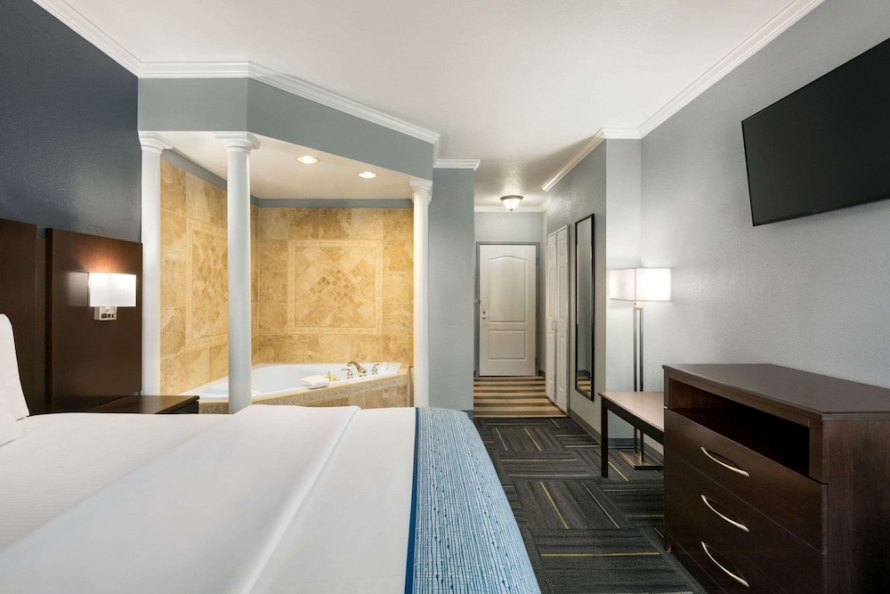 La Quinta Inn & Suites by Wyndham Dublin 22/67